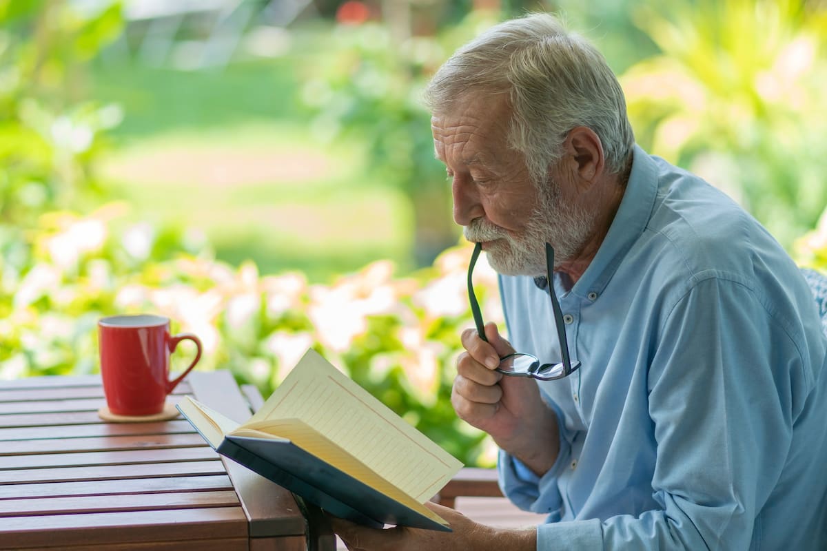 La ciudad entrega libros a domicilio a los adultos mayores.