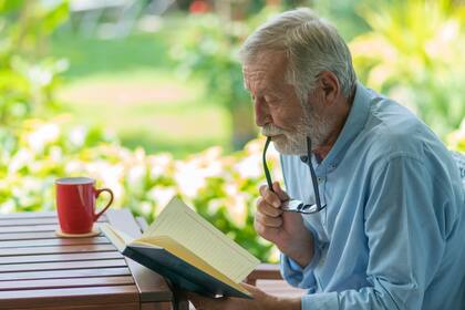 La ciudad entrega libros a domicilio a los adultos mayores.