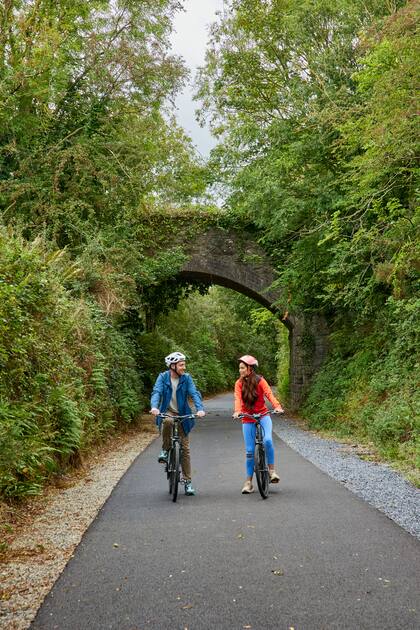 La ciudad es ideal para recorrerla en bici, entre túneles y verdes colinas.