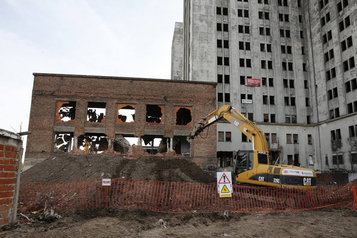 La Ciudad espera abrir en marzo próximo la sede del Ministerio de Desarrollo Humano y Hábitat; quedarán solo tres de los 14 pisos; aún unas pocas familias residen en las cercanías de ese edificio en ruinas