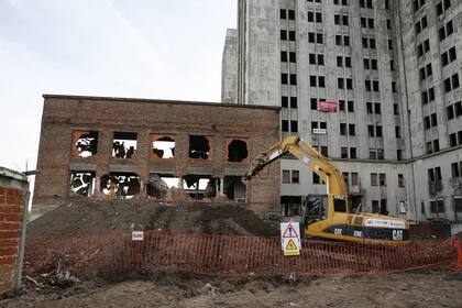 La Ciudad espera abrir en marzo próximo la sede del Ministerio de Desarrollo Humano y Hábitat; quedarán solo tres de los 14 pisos; aún unas pocas familias residen en las cercanías de ese edificio en ruinas