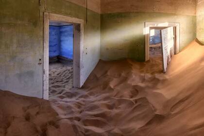 La ciudad fantasma de Kolmanskop, en Namibia, está enterrada en la arena