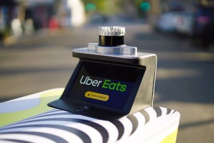 La ciudad incorporó robots para la entrega de alimentos como parte de una colaboración entre Serve Robotics y Uber Eats foto: (serverobotics)