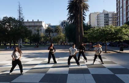 La ciudad intenta volver a la normalidad; un grupo de adolescentes ensaya a ritmo de música coreana y coreografías en la plaza Rivadavia