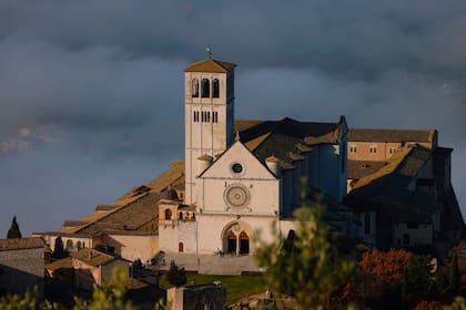 La ciudad medieval, suspendida entre la piedra rosada y el cielo abierto, se ha convertido en un latido incesante de peregrinos que buscan contemplar, en silencio, los huesos de quien hizo de la pobreza una forma de belleza y del amor un gesto concreto