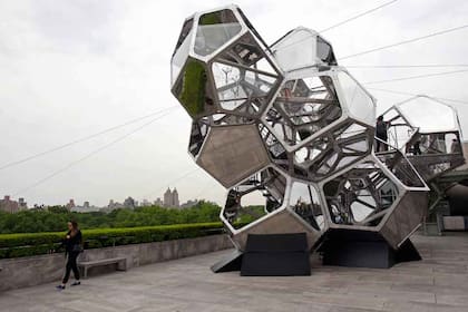 La Ciudad Nube de Saraceno en la terraza del Met, donde se expusieron esculturas de artistas como Jeff Koons