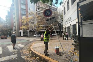 Suspenderán licencias y multarán a quienes tengan carteles truchos de estacionamiento para personas con discapacidad
