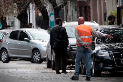 La ciudad prohibió la actividad de los cuidacoches; ya no será necesario presentar testigos ya que la fuerza policial podrá actuar en caso de encontrarlos en infracción
