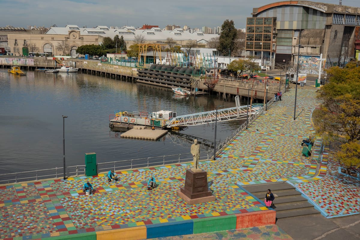 La Ciudad realizó tareas de preservación y mantenimiento en calles, murales y esculturas de Caminito, en el barrio de La Boca