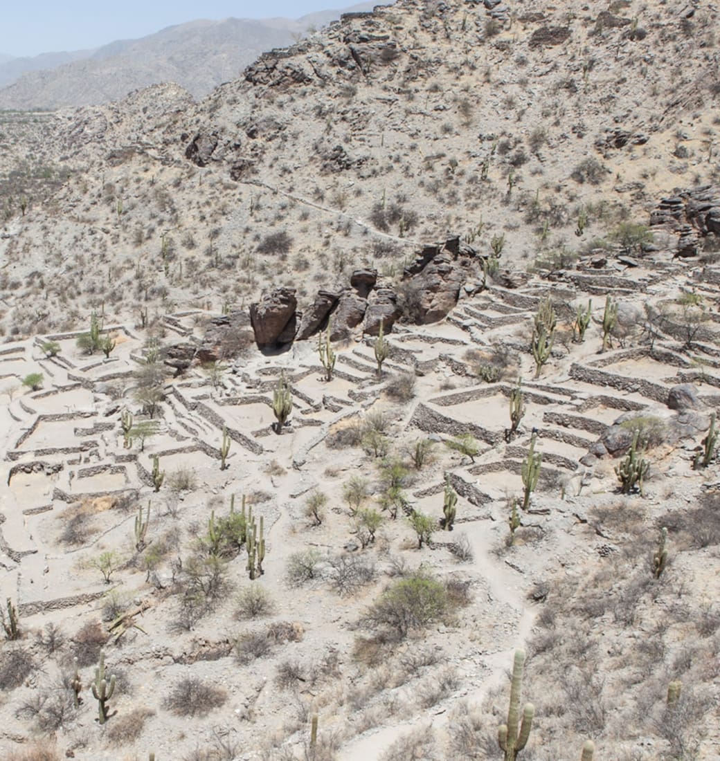 La Ciudad Sagrada se levantaba a lo alto de la ladera del cerro.