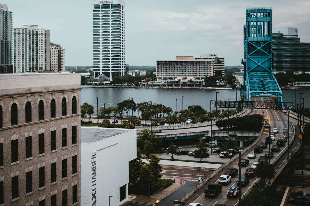 La ciudad se localiza al noreste de Florida,