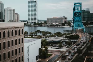 La ciudad se localiza al noreste de Florida,