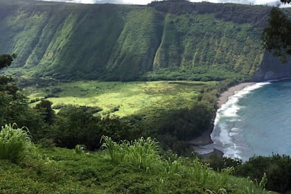 La ciudad se ubica en el noreste de la isla y se caracteriza por cascadas, bosques tropicales y acceso al Hawaii Volcanoes National Park