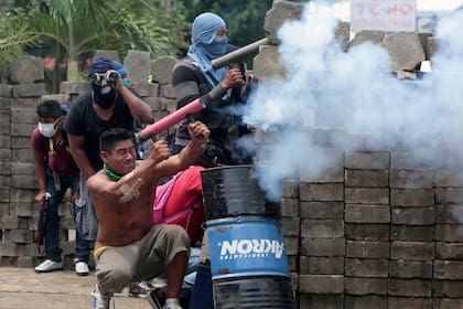 La ciudad, situada a 30 km de la capital, resiste con barricadas y morteros la ofensiva de policías y paramilitares