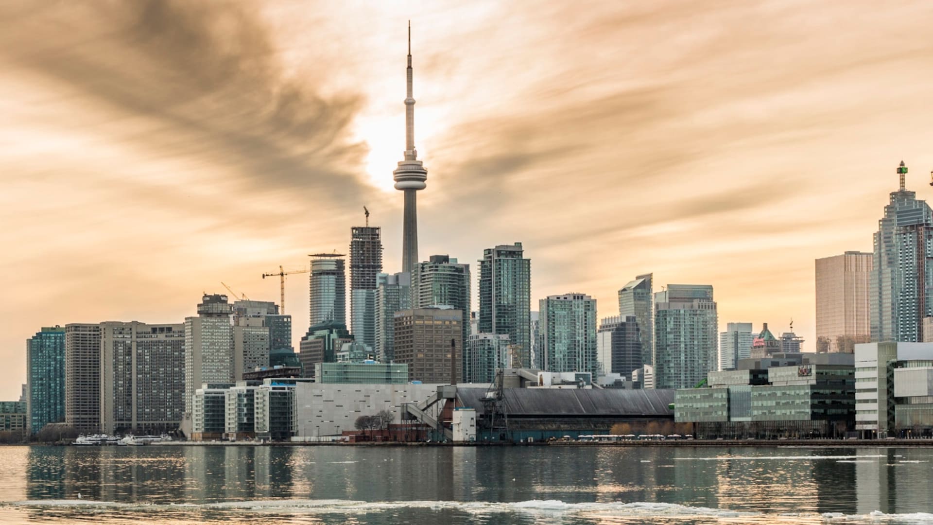 La ciudad desde el Lago Ontario.