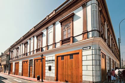 La ciudad sufrió varios temblores y fue reconstruida una y otra vez sin perder su esencia. Hoy, la arquitectura limeña conserva gestos de sus épocas pasadas en convivencia con la actualidad.
