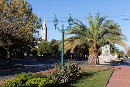 La ciudad tiene calles y monumentos muy bonitos.