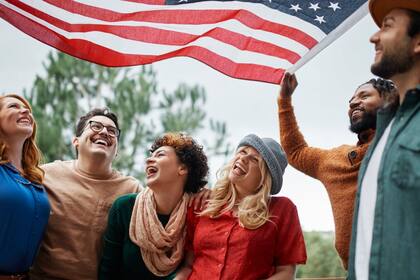 La ciudadanía americana es el vínculo que une a las personas a los ideales cívicos y la creencia en los derechos y libertades garantizadas en la Constitución de Estados Unidos y por lo tanto, quienes la poseen gozan del pleno ejercicio de esos derechos y libertades