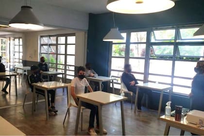 La clase de Alan se desarrollo con la modalidad burbuja, con un docente para nueve estudiantes