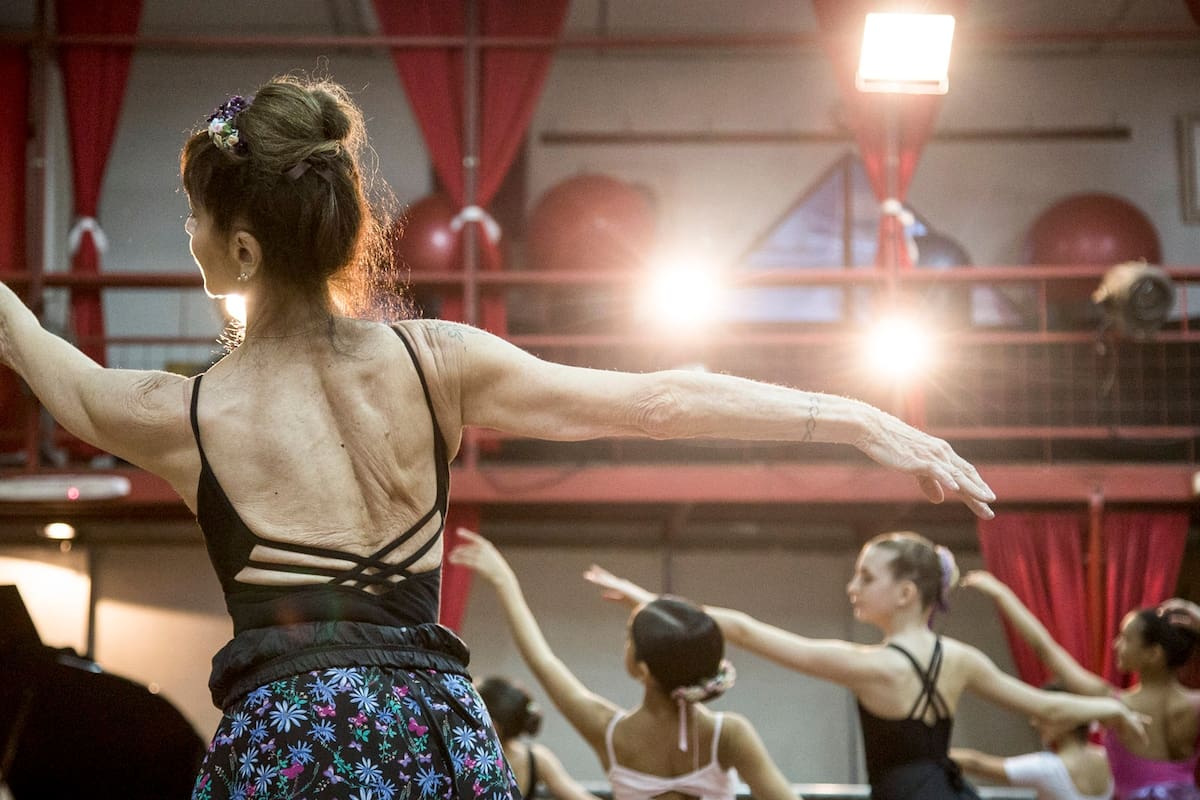 La clase de ballet que mezcla bailarinas de todas las edades
