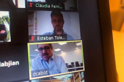 La clase magistral de la Maestría la dictó el periodista Diego Cabot vía zoom