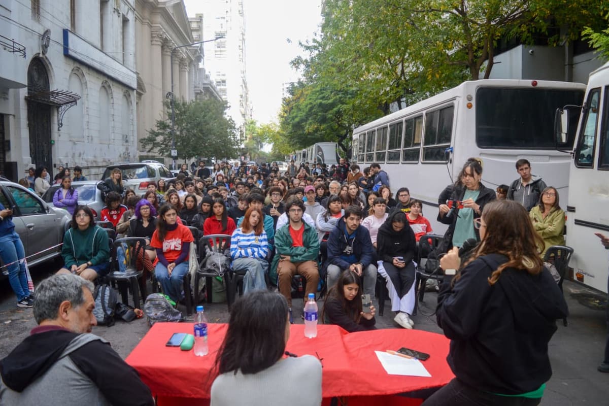 La clase pública afuera del departamento de Adorni, convocada por la Federación Universitaria de La Plata y la juventud del Partido de los Trabajadores Socialistas