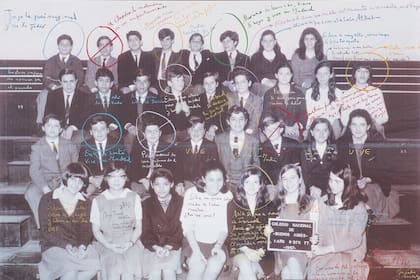 "La clase,1er Año, 6ta División, 1967-1996", fotografía intervenida por Marcelo Brodsky que integra colecciones de varios museos