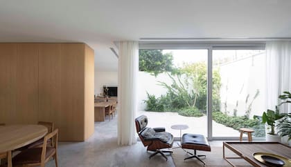 La clásica Eames ‘Lounge Chair’ con su poltrona invita a disfrutar del patio.