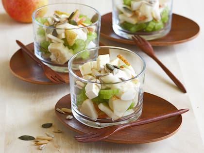 La clásica ensalada de queso, manzana y apio