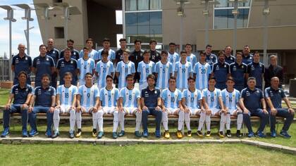 La clásica foto de todo el grupo Sub 15, en San Juan; en el centro, sentado, Placente inicia su primera experiencia como entrenador, tras acompañar a Borghi en Argentinos