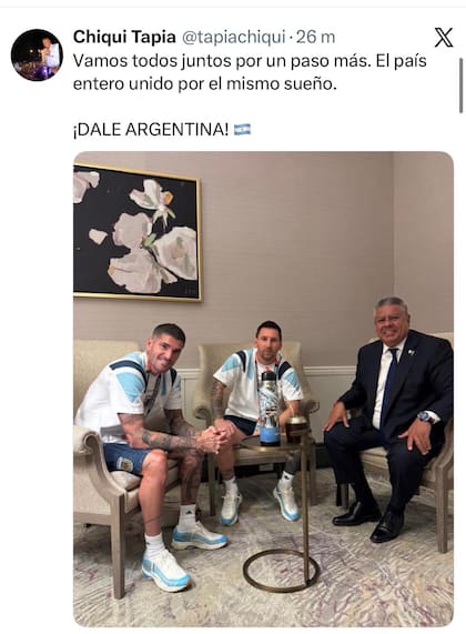 La clásica foto previa a los partidos de Chiqui Tapia con Messi y De Paul