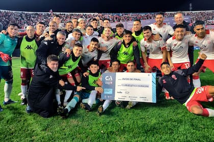 La clásica postal del ganador de la Copa Argentina, con el cheque; en este caso, Huracán