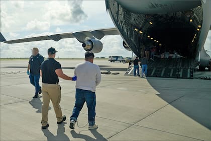 La cláusula de venta de la aerolínea nace como respuesta a las críticas por el traslado de migrantes para su deportación
