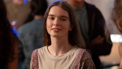 La clave de esta nueva Carrie está en la entrada de esa joven, apartada del mundo y embebida de la literatura a un mundo donde lo incomprensible —el odio, la violencia, el crimen— es parte de la vida diaria