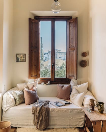 La clave de la decoración está en la austeridad. A la belleza de sus interiores, se suman las vistas únicas de las montañas y las antiguas casonas.