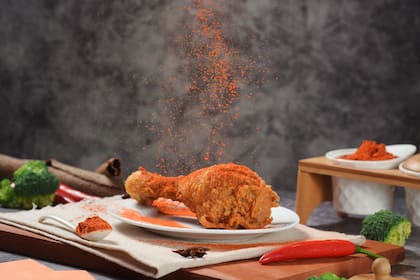 La clave del éxito a la hora de recalentar un plato de comida frita está en el equilibrio entre la humedad y el calor directo