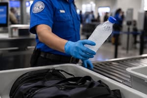 Botella de agua congelada en controles de la TSA: qué pasa si empieza a derretirse