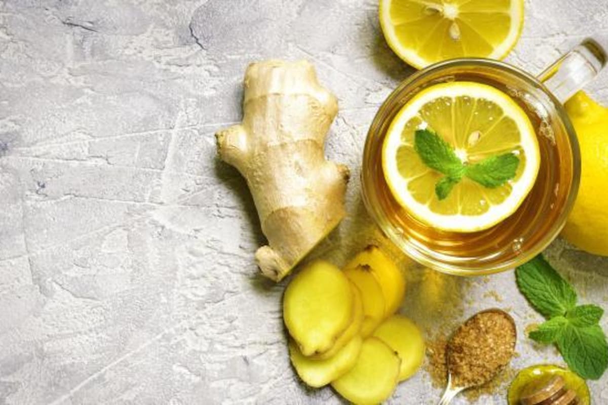 La clave para pelar jengibre con facilidad radica en congelarlo previamente. Este método no solo simplifica el proceso, sino que también mejora su manejo al rallar o pelar (Archivo)