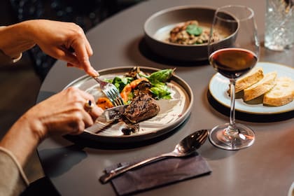 La clave, según los profesionales, está en evitar las comidas abundantes justo antes de dormir y dejar, idealmente, unas tres horas entre la cena y el descanso