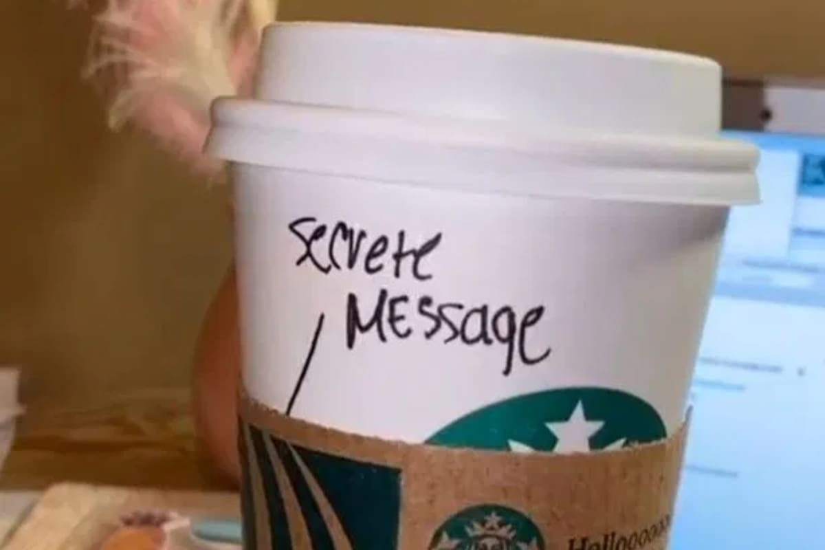 La clienta de una reconocida cadena de cafeterías descubrió un mensaje oculto en su vaso descartable