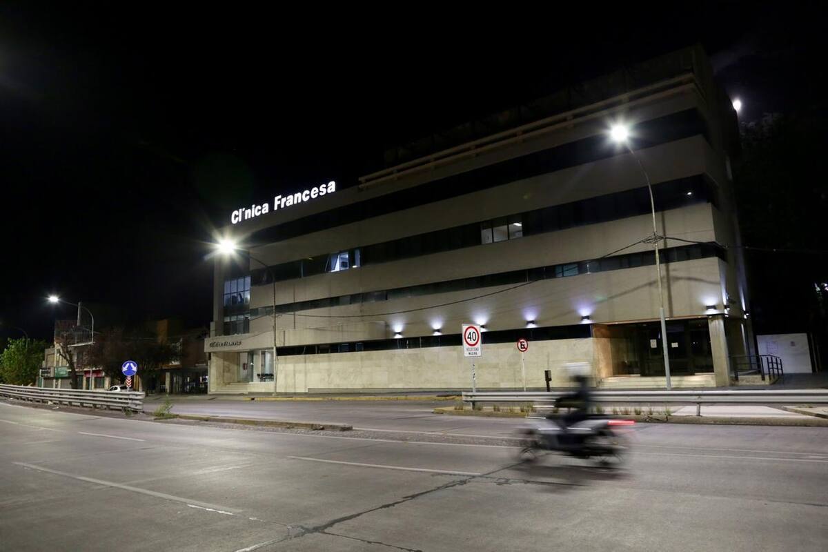 La Clínica Francesa fue obligada a bajar las persianas, al menos durante 15 días. Los contagios de cuatro médicos y un paciente fallecido motivaron una investigación epidemiológica.