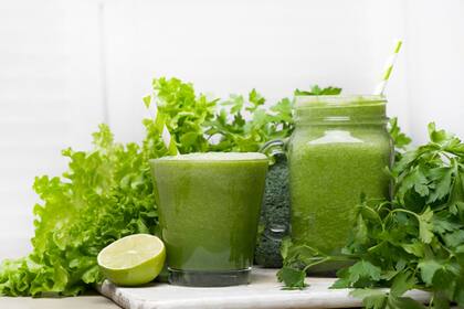 La clorofila es la responsable del color verde de las plantas y puede obtenerse a través de alimentos o mediante suplementos