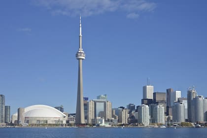 La Cn Tower en Toronto, con miradores, restaurantes y propuestas de aventuera