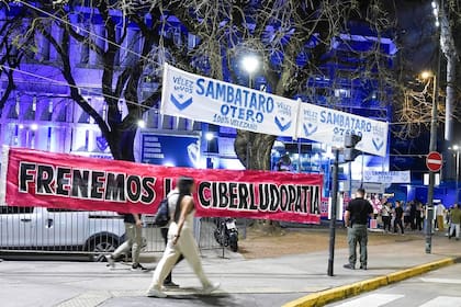 La Coalición Cívica celebró que Vélez quitara publicidad de apuestas y pidió sancionar la ley de ludopatía