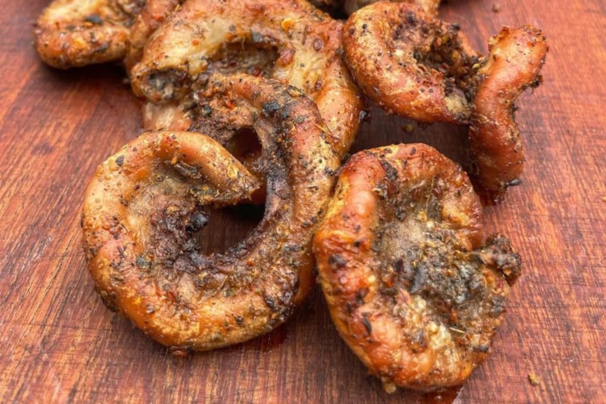 La cocción de los chinchulines se realiza a la parrilla sobre brasas de leña o carbón