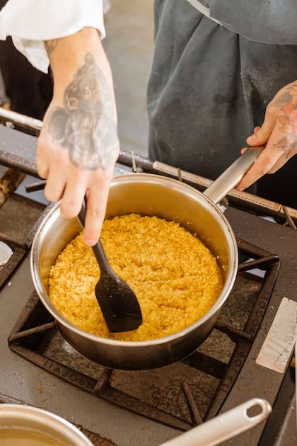 La cocción del arroz debe ser con caldo, laurel y ajo