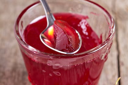 La cocción lenta de huesos animales libera colágeno natural, base esencial para preparar una gelatina nutritiva y beneficiosa para las articulaciones