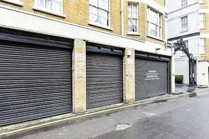 La cochera está dentro de un edificio residencial con portero las 24 horas en el lado este de Portman Square