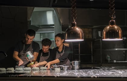 La cocina a la vista ocupa la escena central y cobra protagonismo en este espectáculo