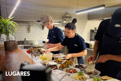 La cocina a la vista siempre en acción, una de las claves del éxito sostenido de este pequeño restó